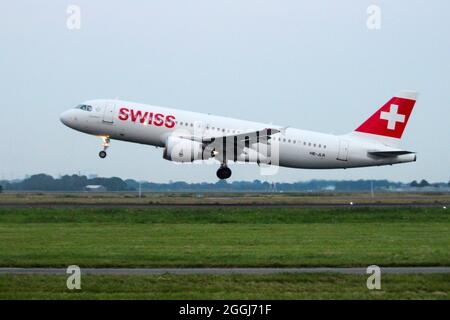 Das Flugzeug HB-JLR Swiss Airbus A320 startet in Polderbaan 18R-36L am Flughafen Amsterdam Schiphol in den Niederlanden Stockfoto