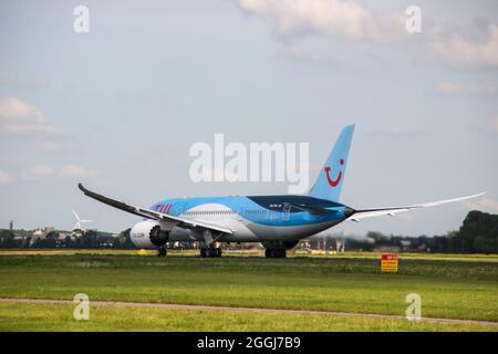 PH-TFK TUI Airlines Netherlands Boeing 787-8 Dreamliner Airplane startet von Polderbaan 18R-36L am Flughafen Amsterdam Schiphol in den Niederlanden Stockfoto