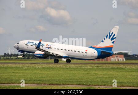 Sun Express TC-SOT Boeing 737 NG / Max Airplane startet in Polderbaan 18R-36L am Flughafen Amsterdam Schiphol in den Niederlanden Stockfoto