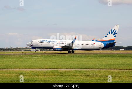 Sun Express TC-SOT Boeing 737 NG / Max Airplane startet in Polderbaan 18R-36L am Flughafen Amsterdam Schiphol in den Niederlanden Stockfoto