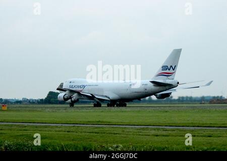 Das Flugzeug der Boeing 747-4H6F von VP-BCR Silk Way West Airlines startet am Polderbaan 18R-36L des Amsterdamer Flughafens Schiphol in den Niederlanden Stockfoto