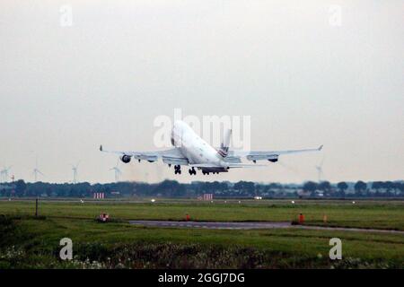 Das Flugzeug der Boeing 747-4H6F von VP-BCR Silk Way West Airlines startet am Polderbaan 18R-36L des Amsterdamer Flughafens Schiphol in den Niederlanden Stockfoto