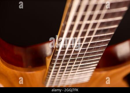 Teil des Halses und Korpus einer achtsaitigen E-Gitarre Stockfoto