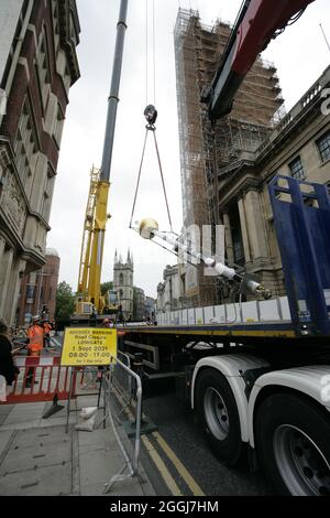 Hull, Großbritannien. September 2021. Hull's Guildhall Greenwich Time Ball wird von einem 72m Kran an seinen Platz gehoben. Die historische Uhr wiegt 50 kg und misst 42 Zoll im Durchmesser. Der Time Ball aus dem Jahr 1918 ist der letzte, der in Großbritannien gebaut wurde, und einer von nur einer Handvoll, die landesweit noch übrig sind, mit 60 m über dem Boden der höchste in Großbritannien. Quelle: Barry Anson/Alamy Live News Stockfoto