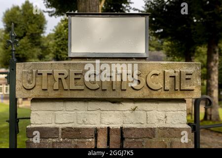 SOEST, NIEDERLANDE - 21. Aug 2021: Frontalansicht der Säule am Eingangstor des niederländischen Frischwasserversorgungsunternehmens Vitens in grüner Waldumgebung. Stockfoto