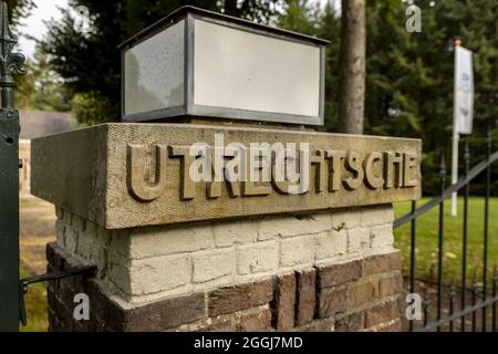 SOEST, NIEDERLANDE - 21. Aug 2021: Säule am Eingangstor des niederländischen Frischwasserversorgungsunternehmens Vitens in grüner Waldumgebung. ÜBERSETZUNG: 'F Stockfoto