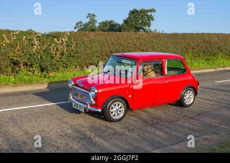 2000 Red Rover Mini Cooper 1 1275 ccm Benziner 2dr Schaltgetriebe auf dem Weg zur Capesthorne Hall Classic August Car Show, Ceshire, Großbritannien Stockfoto