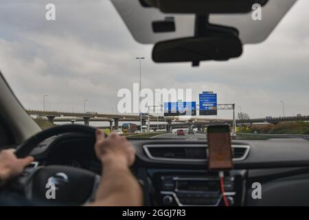 DELFT, NIEDERLANDE - 15. APRIL 2019: Schilder auf der Autobahn für Autofahrer in Holland Stockfoto