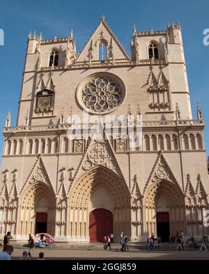 Fassade, Kathedrale St. Johannes des Täufers (Primatial), Lyon, Rhone, Rhone-Alpes, Frankreich. Der Bischof von Lyon ist auch der Primas der Gallier Stockfoto