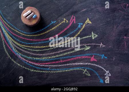 Geschwungene farbige Pfeile mit Kreide auf die Tafel gezeichnet Stockfoto