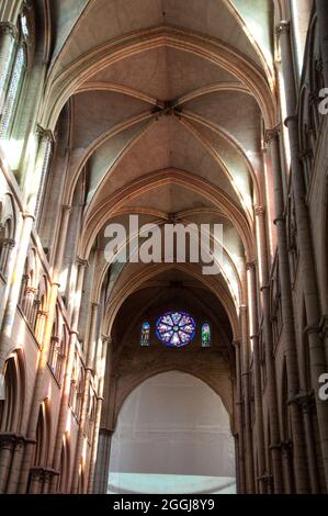 Kirchenschiff, Apsis und Decke, Kathedrale St. Johannes des Täufers (Primatial), Lyon, Rhone, Rhone-Alpes, Frankreich. Stockfoto