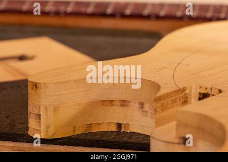 Körper und Hals einer E-Gitarre in Produktion Stockfoto