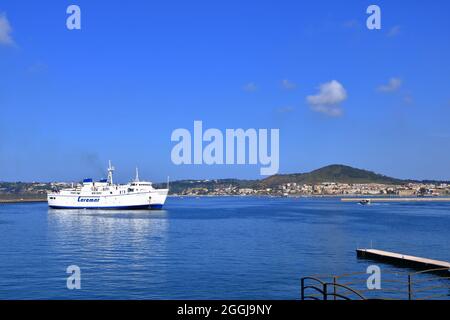 Juli 17 2021 - Pozzuoli, Italien: Der alte Hafen von Pozzuoli, Neapel in Italien Stockfoto