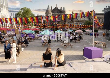 Menschen genießen das Edinburgh Fringe Festival, den Bristoplatz mit Teviot House im Hintergrund, Edinburgh Schottland 2021 Stockfoto