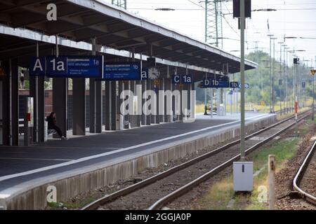 Cottbus, Deutschland. September 2021. Bahnsteig 1 des Hauptbahnhofs für den Regionalzugverkehr ist fast leer. Neben dem Streik im Personenverkehr hat die Gewerkschaft Deutscher Lokführer (GDL) einen mehr als fünftägigen Streik im Güterverkehr der Bahn gefordert. Während des GDL-Streiks plant die Deutsche Bahn, rund ein Viertel des normalen Fahrplans für den Fernverkehr in ganz Deutschland anzubieten. Quelle: Soeren Stache/dpa-Zentralbild/ZB/dpa/Alamy Live News Stockfoto