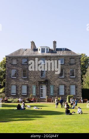 Menschen, die einen sonnigen Sommertag vor dem Inverleith House, Royal Botanic Garden Edinburgh, Edinburgh, Schottland, genießen Stockfoto