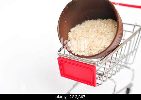 Runder Reis in Trolley auf weißem Hintergrund chinesisches Essen Stockfoto