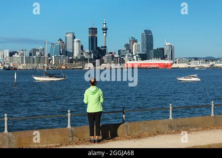 Blick von der Devonport Promenade auf die Skyline von Auckland, Nordinsel, Neuseeland, Ozeanien Stockfoto