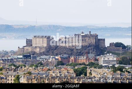 Skyline von Edinburgh - Edinburgh Castle, Castle Rock und Umgebung von Blackford Hill aus gesehen, Edinburgh Schottland Großbritannien Stockfoto