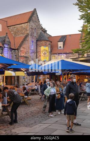 Menschen, die während der COVID 19 auf dem Edinburgh Fringe Festival, Edinburgh, Schottland, UK 2021 Street Food im Pleasance Courtyard trinken und essen Stockfoto