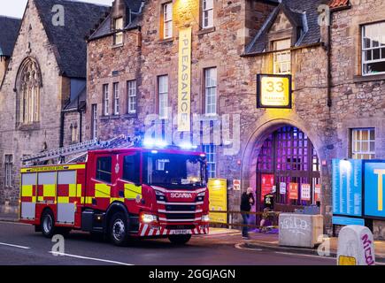 Ein Feuerwehrmotor der Edinburgh Fire Brigade, der im Rahmen des Scottish Fire & Rescue Service, Edinburgh, Schottland, einen Notfall abnimmt Stockfoto