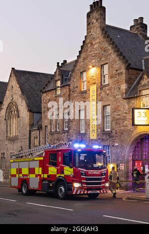 Ein Feuerwehrmotor der Edinburgh Fire Brigade, der im Rahmen des Scottish Fire & Rescue Service, Edinburgh, Schottland, einen Notfall abnimmt Stockfoto