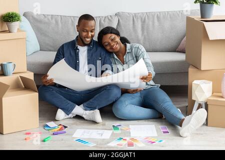 Happy Black Ehegatten Planen Gemeinsam Das Design Ihres Neuen Heims Stockfoto