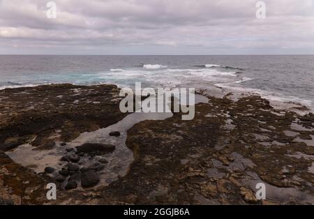 Gran Canaria, ruhige natürliche Meerwasserbecken unter den steilen Klippen der Nordküste Stockfoto