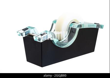 Spender für durchsichtiges Klebeband auf weißem Hintergrund isoliert. Bandspender, der fest auf einem Schreibtisch oder einer ähnlichen Oberfläche sitzt Stockfoto