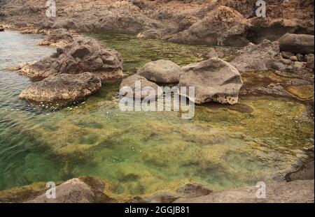 Gran Canaria, ruhige natürliche Meerwasserbecken unter den steilen Klippen der Nordküste Stockfoto