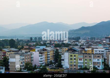 Blick aus der Vogelperspektive auf Wohnblocks in Piatra Neamț, Rumänien. Stockfoto