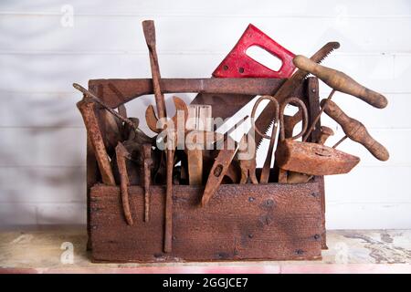 Alte Holzkiste mit Werkzeugen für Handwerker Zimmermann Stockfoto