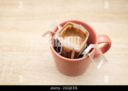 Kaffee tropft in die Tasse. Alternativer Kaffee für die Zubereitung von Spezialkaffee in Papierfiltertüten. Stockfoto