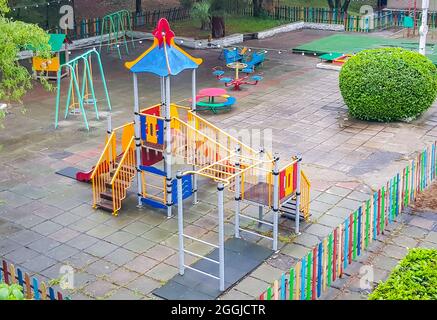 Draufsicht auf einen leeren bunten Kinderspielplatz in einem öffentlichen Park, sichere Schaukeln, Rutschen. Stockfoto