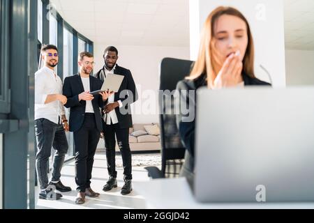 Eine Frau, die am Computer arbeitet Stockfoto