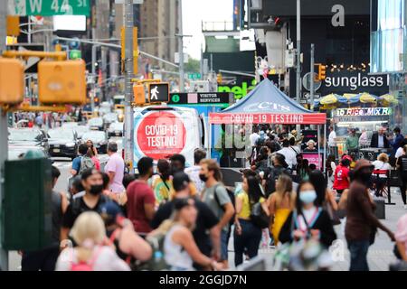 New York, USA. August 2021. Das am 31. August 2021 aufgenommene Foto zeigt eine mobile COVID-19-Testanlage in New York, USA. Quelle: Wang Ying/Xinhua/Alamy Live News Stockfoto