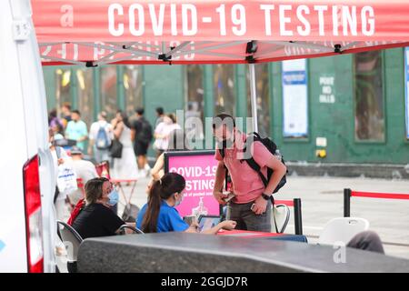 New York, USA. August 2021. Ein Mann registriert sich am 31. August 2021 an einem mobilen COVID-19-Testgelände in New York, USA. Quelle: Wang Ying/Xinhua/Alamy Live News Stockfoto