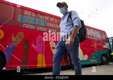 New York, USA. August 2021. Ein Mann kommt am 31. August 2021 an einer mobilen Impfklinik in New York, USA, vorbei. Quelle: Wang Ying/Xinhua/Alamy Live News Stockfoto