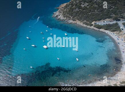 Luftaufnahme des lagunenförmigen Herzens und des türkisfarbenen Meeres in der kleinen Bucht im Süden Sardiniens (CALA REGINA) Reiseziel Stockfoto