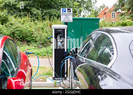 Woodbridge Suffolk UK September 01 2021: Elektroautos laden an der Plug-in-Ladestation auf einem öffentlichen Parkplatz in Suffolk, Großbritannien Stockfoto