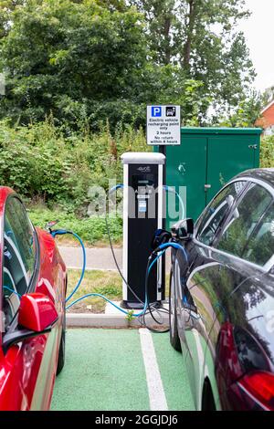 Woodbridge Suffolk UK September 01 2021: Elektroautos laden an der Plug-in-Ladestation auf einem öffentlichen Parkplatz in Suffolk, Großbritannien Stockfoto