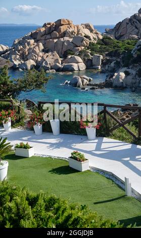 Garten und türkisfarbenes Meer von Cala Spinosa - Bucht im La Maddalena Archipel - sardinien Reiseziel Stockfoto