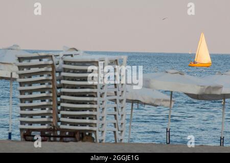 Schwarzes Meer vom Strand von Varna aus gesehen. Stockfoto