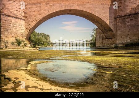 Blick durch den Steinbogen der Steinbrücke in Zaragoza, Spanien Stockfoto