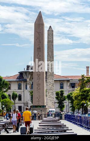 Blick auf den ägyptischen Obelisken und Obelisken von Konstantin auf dem Sultanahmet-Platz, der nacheinander steht. Stockfoto