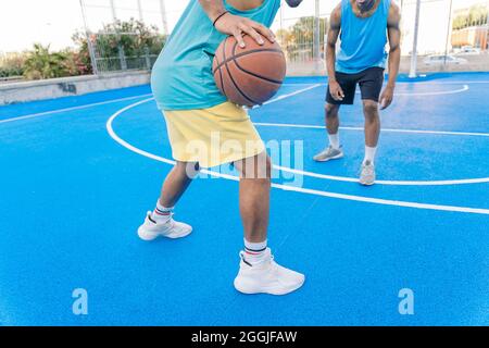 Starke und gesunde afrikanische Freunde, die Basketball spielen und Spaß haben. Stockfoto