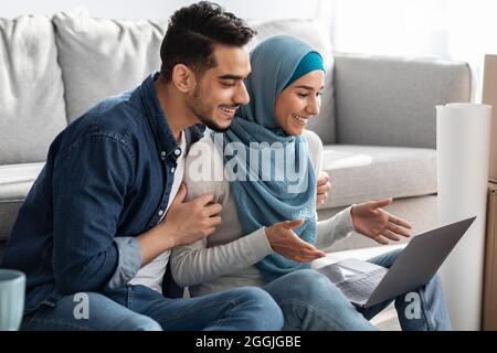Glücklich verheiratetes arabisches Paar, das Videoanruf mit der Familie hatte, Nahaufnahme Stockfoto