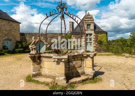 Schöner Schlosspark Rochefort en Terre im mittelalterlichen Dorf Rochefort-en-Terre, Frankreich Stockfoto