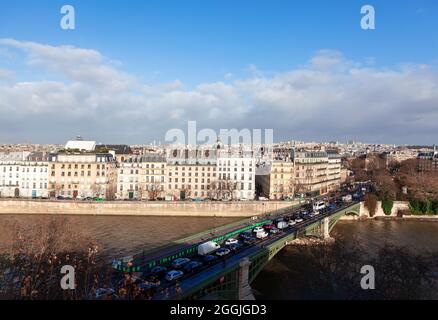 Morgens Stau in Paris. Autos im Stau auf der Sully Bridge. Wohnviertel auf der Ile Saint-Louis am Ufer der seine in Paris Stockfoto