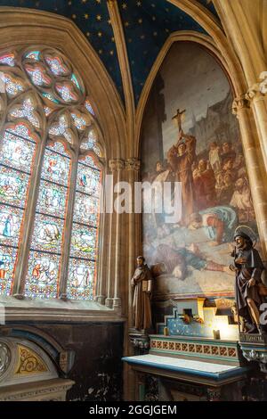 Innenraum der Kathedrale Saint Corentin im mittelalterlichen Dorf Quimper Frankreich Stockfoto